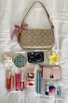 Must Have In Purse, Makeup Bag School, Every Day Bag Essentials, What To Pack In Your Bag, Bag Essentials Aesthetic, Bag Must Haves, What Is In My Bag, Everyday Bag Essentials, What's In My Purse