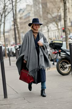 Parisian Winter Style, Parisian Fall Outfits, Parisian Winter, Poncho Outfit, Dress Like A Parisian, Gray Coat, Paris Fashion Week Street Style