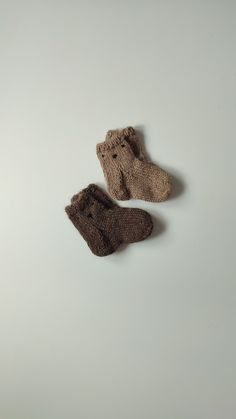 This is a 100% handmade knitted baby socks with baby bear face. Made of high-quality alpaca wool. Socks are extremely warm, pleasant to the touch, soft and gentle. Composition: 100% alpaca Size: 9 cm Care: hand wash up to 30oC, do not wring. Form the washed knitwear and dry it straight Season: Autumn/Winter/Spring/Summer Knitted Baby Socks, Baby Socks Knit, Bear Socks, Bear Face, Knitted Baby, Baby Outfit, Wool Socks, Baby Socks, Baby Outfits