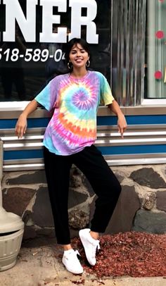 Tie Dye Shirt Outfit, Camisa Tie Dye, Tie Dye Shirts Patterns, Diy Tie Dye Shirts, Tie Dye Crafts, Urban Outfitters Top, Tie Dye Fashion, How To Tie Dye, Bleach Tie Dye