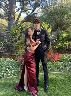 Burgundy Prom Couple Outfit, Red Prom Dress Latina, Prom Pics Aesthetic Couple, Prom Inspiration Couples, Ball Couple Outfit, Fitted Fishtail Gown For Homecoming, Fishtail Gown For Homecoming, Full Length Fitted Mermaid Dress For Prom, Fitted Mermaid Dress For Prom