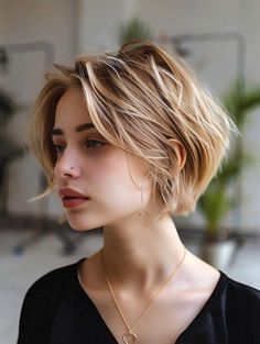 Cute and Easy Short Summer Hairstyles 2024 for Brunettes and Blondes Short Summer Haircuts, Summer Haircuts, Low Maintenance Hair