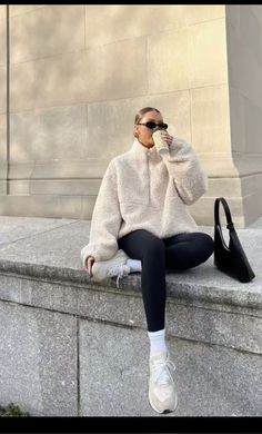 Black leggings, white socks, white sneakers, white fluffy jacket Modele Fitness, Look Legging, New York Outfits, Leggings Outfits, Winter Fashion Outfits Casual, Cold Outfits, Neue Outfits, Elegante Casual, Athleisure Outfits