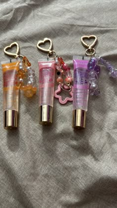 Losing your lipgloss and having to rebuy it, quickly becomes the most annoying thing ever! Have your lipgloss more accessible AND CUTE, with a keychain and charms. It comes with random selected charms depending on the color of your choice! Can be customized Cheap Trendy Keychains For School, Lip Gloss Decoration, Lanyard Lipgloss Keychain, Lip Gloss Flip Phone, Lipgloss Charm Keychain, Lipgloss Keychain Diy, Cute Things To Own, 2024 Must Haves, Lipgloss Keychain Ideas