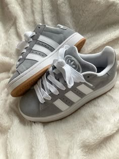 Shoes For School, Back To School Shoes, Preppy Shoes, Pretty Shoes Sneakers, Shoes Outfit Fashion, Adidas Shoes Women