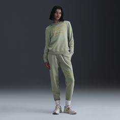 Classic and cozy, these Club Fleece joggers are made with semi-brushed fleece for a comfortable, reliable layer. Leopard Nikes, Sweatpants Nike, Nike Sportswear Club Fleece, Color Jade, Nike Sweatpants, Nike Tech Fleece, Nike Tech, Tech Fleece, Women Lifestyle