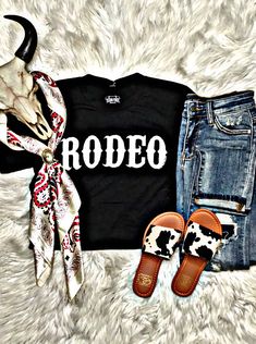 Cowhide Shoes, Denim Cowboy, Cowboy Fashion, Cute Cowgirl Outfits, Southern Outfits, Country Style Outfits, Western Wear Outfits, Cute Country Outfits, Western Clothing