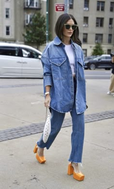 Street style jean denim orange heels Denim Shirt Outfit Street Styles, Overshirt Street Style, All Denim Street Style, Women Street Style 2023, Jeans Overshirt Outfit, Jean Overshirt Outfit, Denim On Denim 2023, Winter Outfits 2023 Street Style, Oversized Denim Shacket Outfit