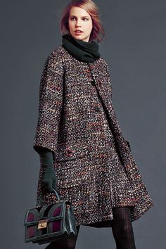 Dolce & Gabbana se ha mantenido apegada a sus raíces Mediterráneas incorporando el calor de la pasión italiana a las tradiciones de la sastrería y de la confección. Para el otoño/invierno 2014,… Mode Chanel, Fashionista Style, Tweed Coat, Fashion Tv, 60s Fashion, 가을 패션, Outfits Casuales, Moda Fashion, Look Fashion