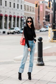 Woc Outfit, Jean Fashion, Backpack Outfit, Oufits Casual, Red Bag, Red Purses