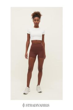 High waist sports shorts with a wide elastic waistband. Made of technical fabric that shapes and outlines the legs. Available in several colours. Hot Short, Sporty Shorts, Short Women Fashion, Hot Shorts, Sports Shorts, Sport Pants, Sport Shorts, Sports Shirts, Lookbook