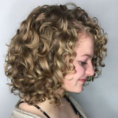 Longer Curly Bob For Blondes Dark Blonde Bobs, Long Curly Bob, Blonde Curly Bob, Minnie Mouse Cupcakes, Medium Bob Hairstyles