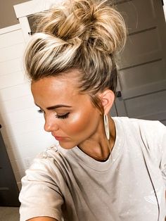 Easy updo ! Summer Updos, Hair Poof, Bun For Short Hair, Hair Styling Ideas, Scrub Corpo, Easy Updo, Short Hair Bun