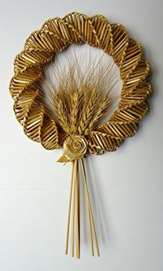 a wreath made out of reeds hangs on the wall next to a pair of scissors