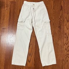 -Perfect Condition, Never Worn -Functional Pockets Material: 95% Cotton, 5% Elastane Measurements: -Waist 25.6 Inches -Hips 36.2 Inches -Total Length 39.8 Inches White Baggy Cargo Pants, Cargo Pants Color, White Cargo Pants, Denim Cargo Pants, Baggy Cargo Pants, Denim Cargo, High Waisted Denim, Cargo Pants, 6 Inches