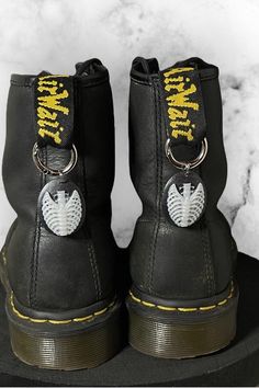 Ces bijoux squelette sublimeront ta paire de Dr. Martens, Buffalo, Converse...toutes paires avec des languettes à l'arrière. Ces charms sont entièrement fabriqués à la main en résine epoxy Pour plus d'infos et demandes n'hésitez pas à me contacter 😊 Doc Martens, Shoe Clips, Dr. Martens, Buffalo, Brooch Pin, Clothing And Shoes, Converse, Handmade Items, Bathing Beauties