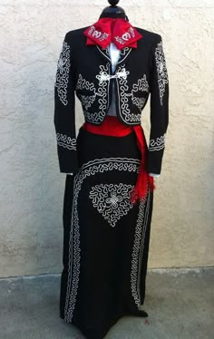 charra mexicana, traje tipico del Estado de Jalisco, Mexico ... Mariachi Costume