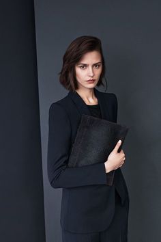 海軍藍才是職場真正的萬用色 Minimal Classic, Business Portrait, Black Suit, Minimal Chic, All Black Outfit, Marie Antoinette, Fashion Mode, Mode Inspiration, Office Outfits