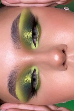 Glam Christmas Makeup Looks, Pastel Green Makeup Looks, Green Christmas Makeup, Green Glam Makeup, Green Fairy Makeup, Christmas Glam Makeup, Editorial Makeup Looks, Green Makeup Looks, Green Eye Makeup