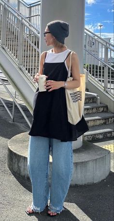 Summer Outfits Layering, Dress Over Jeans Outfit, Dress Over Jeans, Oversize Outfit, Dress Over Pants, Japan Outfit, Everyday Fashion Outfits, Santa Marta