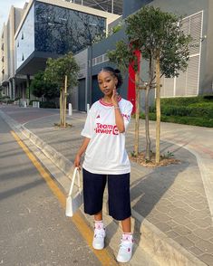 Styling A Football Jersey Women, Soccer Jersey Outfit Women Style, Aesthetic Soccer Jersey Outfit, Jersey Outfit Black Women Summer, Man U Jersey, Soccer Jersey Jorts, Women’s Soccer Jersey Outfit, Soccer Outfits For Women, Football Jersey Outfit Women