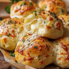 there are many rolls with cheese and sauce on them