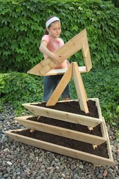 Pyramid Planter, Table Woodworking, Strawberry Planters, نباتات منزلية, Garden Crafts Diy, Router Woodworking, Garden Bed, Veggie Garden, Garden Crafts