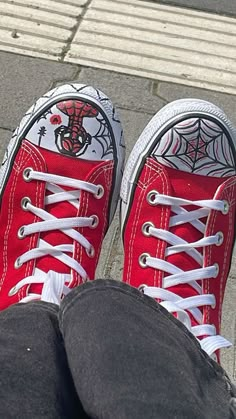 Red All Star Aesthetic, Spider Man Outfits, Spider Man Converse, Spiderman Converse, Spider Man Shoes, Converse Drawing, Spider Man Design, Red Converse Outfit, Converse Design