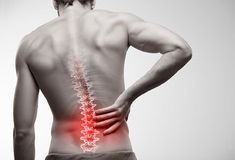 Como conocer y prevenir los dolores lumbares con la practica del golf El dolor lumbar es un problema musculoesquelético muy común. Lo padecen tanto personas sedentarias como deportistas, y es especialmente prevalente en jugadores de golf. De hecho, afecta a golfistas de todas las edades y niveles de habilidad. Los estudios epidemiológicos han demostrado que los problemas de espalda representan aproximadamente el 25% de todas las lesiones de golf. Muy por encima de la incidencia de... Hip Flexor Stretch, Trigger Point, Low Back Pain, Back Pain Relief, Sciatica, Neck Pain, Acupuncture, Chronic Pain, Lower Back