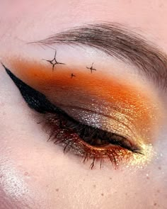 Swipe to see tutorial 🍂🧡🐦‍⬛ Made this fall look with @byuscosmetics Garden Busters palette #макияж #креативныймакияж #makeup #creativemakeup #brightmakeup #cosmetics #косметика #Halloween #halloweenmakeup #autumnmakeup #fallmakeup #orangemakeup #odenseye #gardenbusters #byuscosmetics Fall Themed Makeup, Thanksgiving Make Up, Orange Make Up, Cool Eyeshadow Looks Creative, Makeup Orange Eyeshadow, Autumn Eye Makeup, Cool Eyeshadow, Orange Eyeshadow Looks