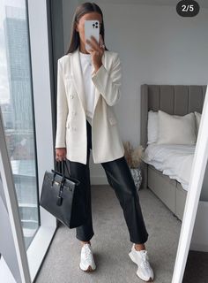 White Blazer Outfits, Lederhosen Outfit, Mode Zara, Blazer Outfit, Looks Street Style, Stylish Work Outfits, Looks Chic, Blazer Outfits