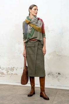 Long Green Skirt, Dress With Shawl, Green Skirt, Mode Inspiration, Winter Clothes, Style Ideas