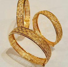 Gold Kangan Design Latest, Latest Gold Bangles, Unique Gold Jewelry Designs, Gold Bangles For Women, New Gold Jewellery Designs, Gold Bangle Set, Modern Gold Jewelry, Bridal Jewellery Design, Crochet Cable