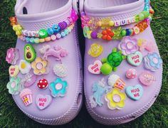 🌈Fab for jazzing up branded and non branded crocs🌈 🌼I also have lots of other jibbitz, funky charms & jewellery listed so check out my shop & be sure to pop me a follow as I'm always adding new ones🌼 Turtle Popcorn, Crocs Fashion Street Styles, Croc Jibbitz Ideas, Crocs Aesthetic, Crocs With Charms, Crocs Ideas, Cute Slides, Crocs Fashion, Pink Crocs