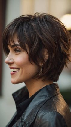 Haircuts For Medium Hair, Short Hair Styles For Round Faces, Penteado Cabelo Curto, Haircut For Thick Hair, Short Hair Haircuts, Short Hair With Layers, Short Hair Cuts For Women