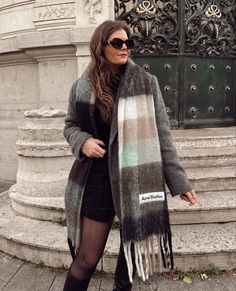 #fashion #scarf #tendance #christmasideas #winter #echarpe #minimalist #black #outfitideas #ootd #instafashion #wednesday #howtolookgood #hiver #fallfashion #fall #falloutfit Scarfs Winter, Scarf Trends, Fashion Scarf, Scarfs, Winter Scarf, Follow For More, Chic Style, Insta Fashion, Fall Outfits