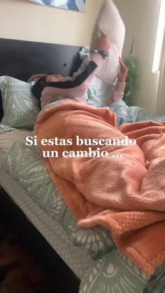 a woman laying in bed with an orange blanket on top of her and the caption reads, si ests buscando un cambio