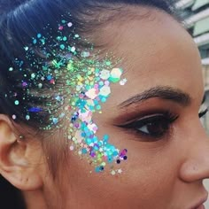 Festival Glitter Ideas, Coachella Make-up, Look Da Festival, Makeup Carnaval, Glitter Ideas, Glisten Cosmetics, Festival Face Paint, Make Carnaval