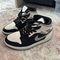 Size: 7.5 Slightly Used. Perfect Condition Originally Bought From Stock X Shoes Jordan 1, Cute Casual Shoes, Jordan Mid, White Shadow, Shoes Jordan, Jordan Black, Womens Jordans, Jordan 1 Mid, Jordan Shoes