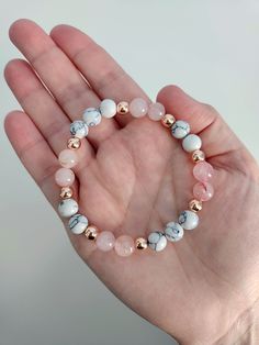 Absolut umwerfend! Dieses wunderschöne Edelstein Armband besteht aus natürlichen Rosenquarz, weißem Howlith und roségoldenen Hämatit Perlen. Perlen sind 8mm und 4mm. Armband dehnbar. Coral Beaded Bracelets, Natural Bead Bracelets, Natural Beads Bracelet, Stone Beads Bracelets, Crystal Bead Bracelet Ideas, Bracelet Product Photography, Stone Bracelet Ideas, Crystal Bracelet Ideas, Bracelet Images