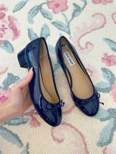 Navy Flats Outfit, Aesthetic Flats, Summer Shoes 2024, Cute Shoes Aesthetic, Essential Shoes For Women, Flats Aesthetic, Cool Heels, Cute Shoes Flats, Shoe List