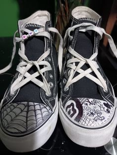 Converse Decorated Diy, Customizing Converse, Converse Decorated, Converse Drawings, Shoe Doodles, Decorated Converse, Converse Drawing