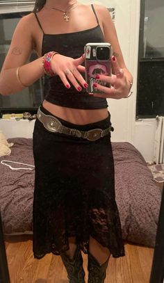 Whimsigoth Going Out Outfit, Lace Tube Top Outfit, Ethel Cain Concert Outfit, Boho Going Out Outfit Night, Festival Outfit Inspo 2024, Outfit Pollera Larga, Sublime Concert Outfit, Chill Concert Outfit, Indie Sleaze Aesthetic Outfits