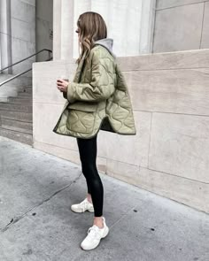 Padded Jacket Outfit, Spring Jacket Outfit, Botegga Veneta, Padded Jacket Women, Autumn Jacket Women, Leather Pants Outfit, Khaki Jacket, Fashion Jackson