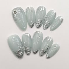 Silver Flower Embossed Press-On Nail Set for Elegant Look Asian Nails, Pretty Gel Nails, Soft Nails, Manicure Set, Prom Nails, Manicure Y Pedicure, Elegant Nails, Funky Nails, Dream Nails