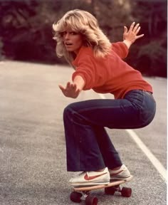 THIS IS STYLE. What could be more 1970s than feathered waves, flares and 1972 edition Nike Cortez trainers? Better than Black Forest gâteau followed by duck â l’orange, Charlie’s Angels star Farrah Fawcett nailed it, captured here on set in 1976. #THISISSTYLE 70s Fashion Icons, 70s Style Icons, Style Année 80, Look 80s, Candice Bergen, Angela Lansbury, 80s Outfit, Farrah Fawcett, Lucille Ball