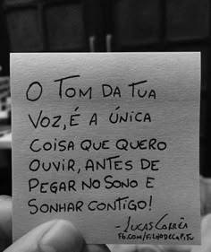 a person holding up a piece of paper with writing on it that says, o tom data voz e a unica