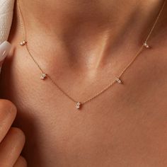 Light Necklace Simple, Light Weight Gold Necklace, 20 Inch Necklace, Dainty Diamond Necklace, Indian Jewelry Sets, Necklace Diamond, Gold Diamond Jewelry, Wedding Jewellery Necklace, Station Necklace