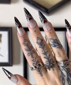 Spring Stiletto Nails 2024, Goth Fall Nails, Goth Nail Ideas, Goth Nails Acrylic, Nails With Black Design, Goth Nail Art, Gothic Nail Art, Vampire Nails