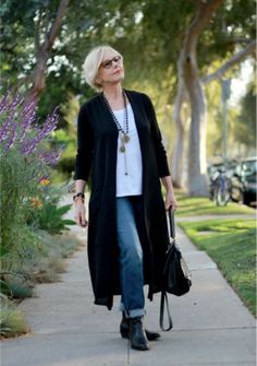 A Lesson In Putting Outfits Together – LindaWaldon.com Fall Outfits For Women Over 50, Mode Ab 50, Over 40 Outfits, 40 Fashion Women, Looks Jeans, Stylish Fall Outfits, Fashion For Women Over 40